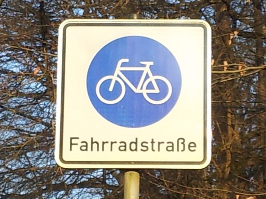 Radschild_Fahrradstrasse_resize.jpg
